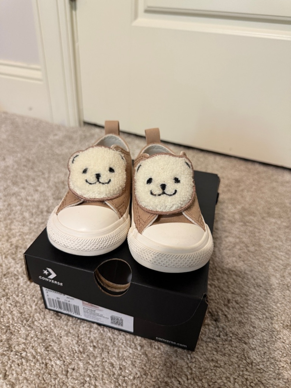 Converse Kids Tan Bear Slip-On Sneakers size 4